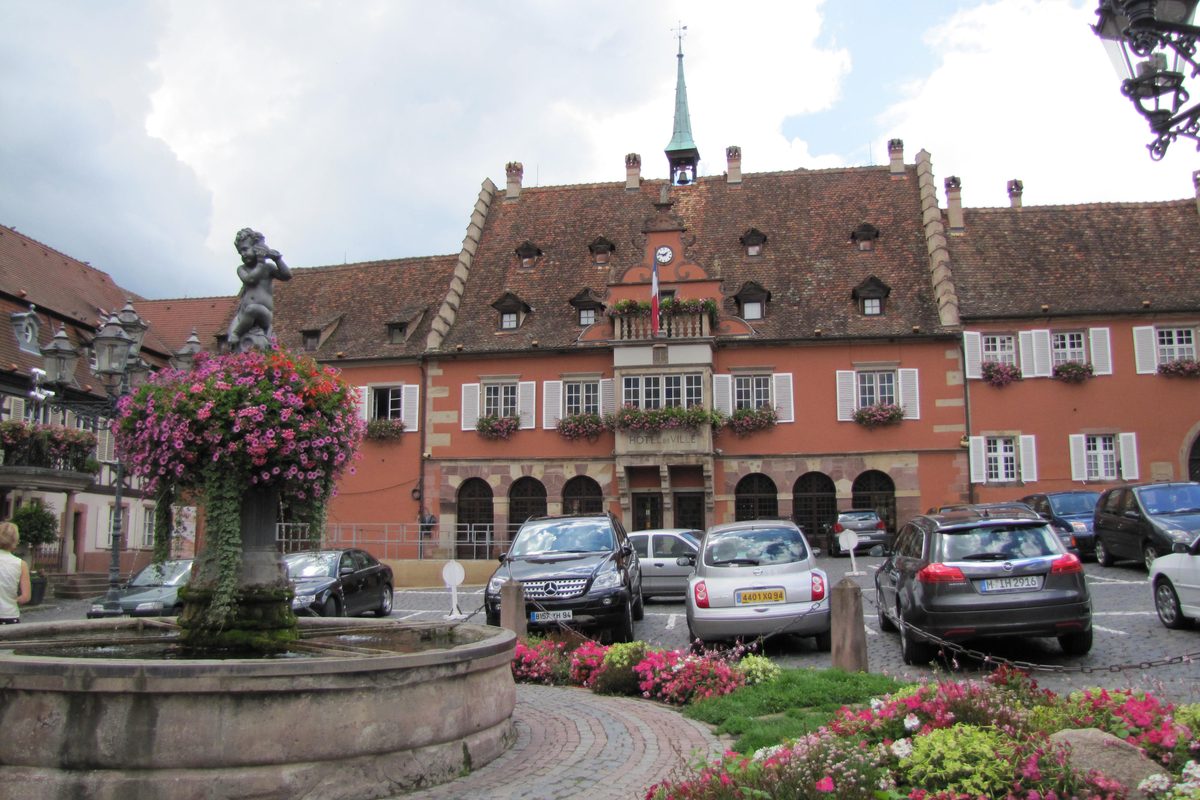 Hôtel de ville Renaissance de Barr et sa fontaine, place de l'Hôtel de Ville