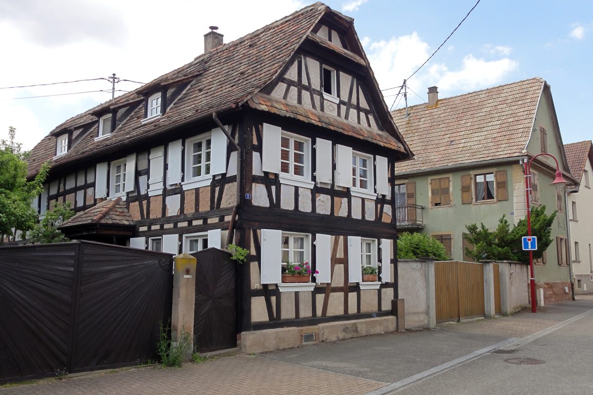 Ancienne ferme alsacienne à colombages et son portail de cour, rue de la Hache à Entzheim