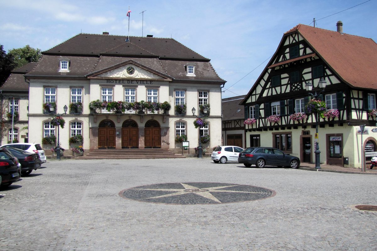 Hôtel de ville néoclassique d'Erstein et maison à colombages fleurie sur la place de l'Hôtel de Ville
