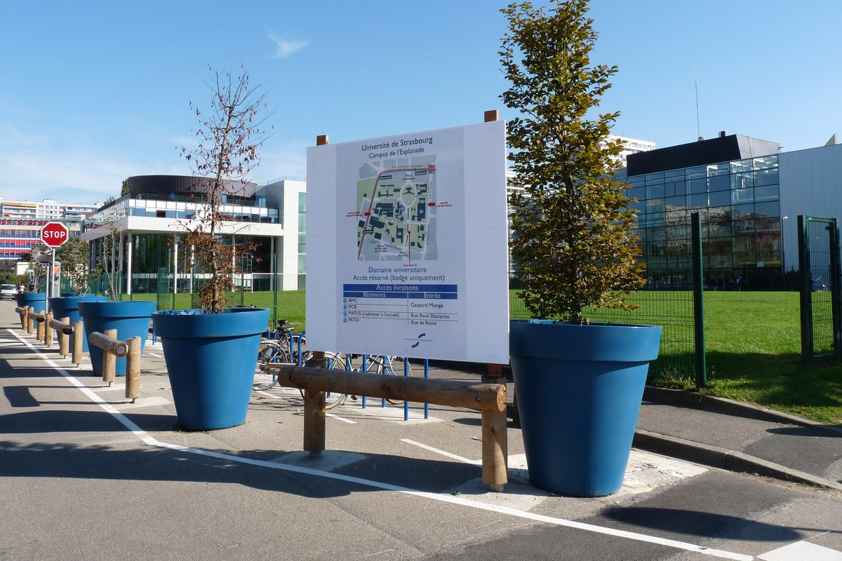 Panneau d'accès au campus de l'Esplanade, Université de Strasbourg, principal secteur étudiant de la ville