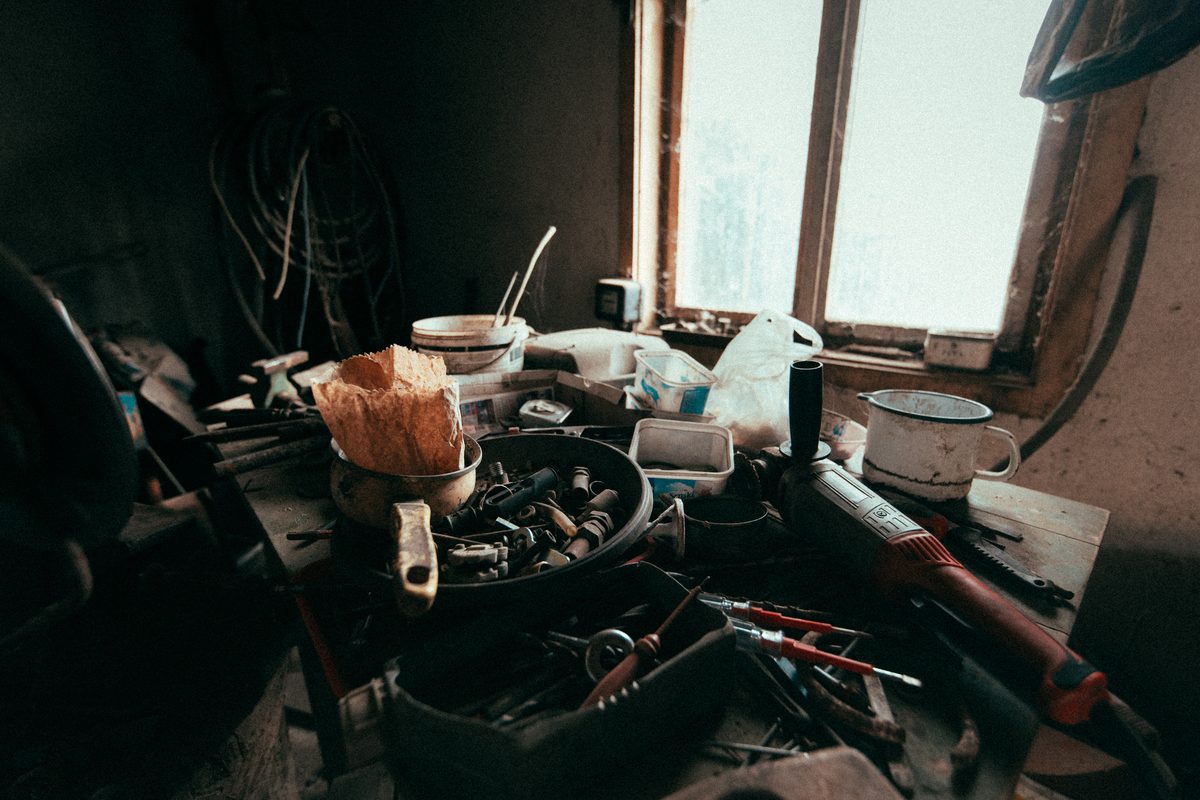 Établi encombré d'outils et de matériel dans un atelier