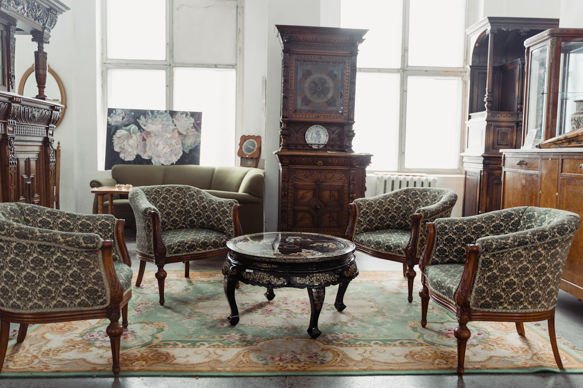 Mobilier ancien et objets de valeur lors d'une vente aux enchères