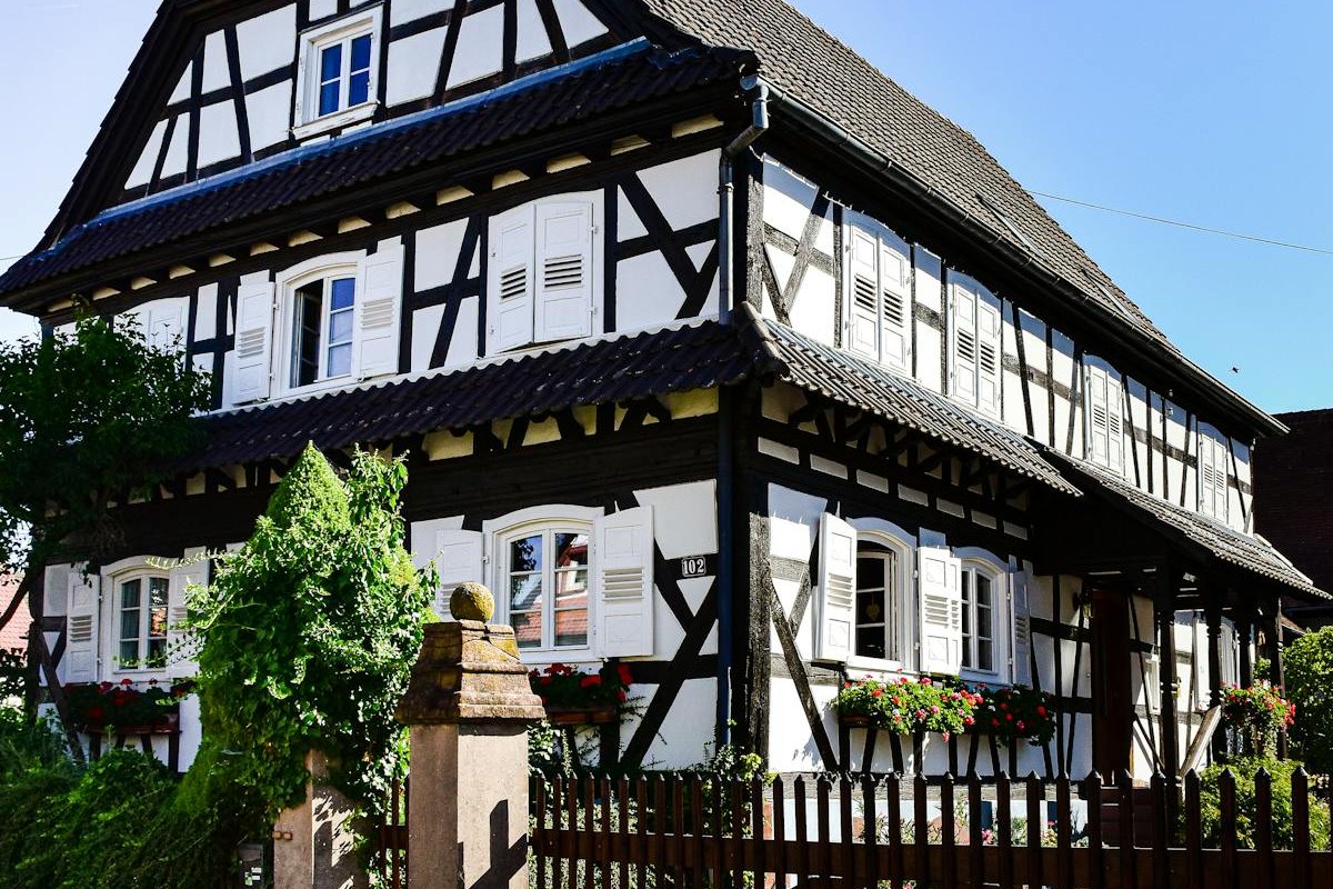 Maison alsacienne traditionnelle à colombages dans la région de Strasbourg