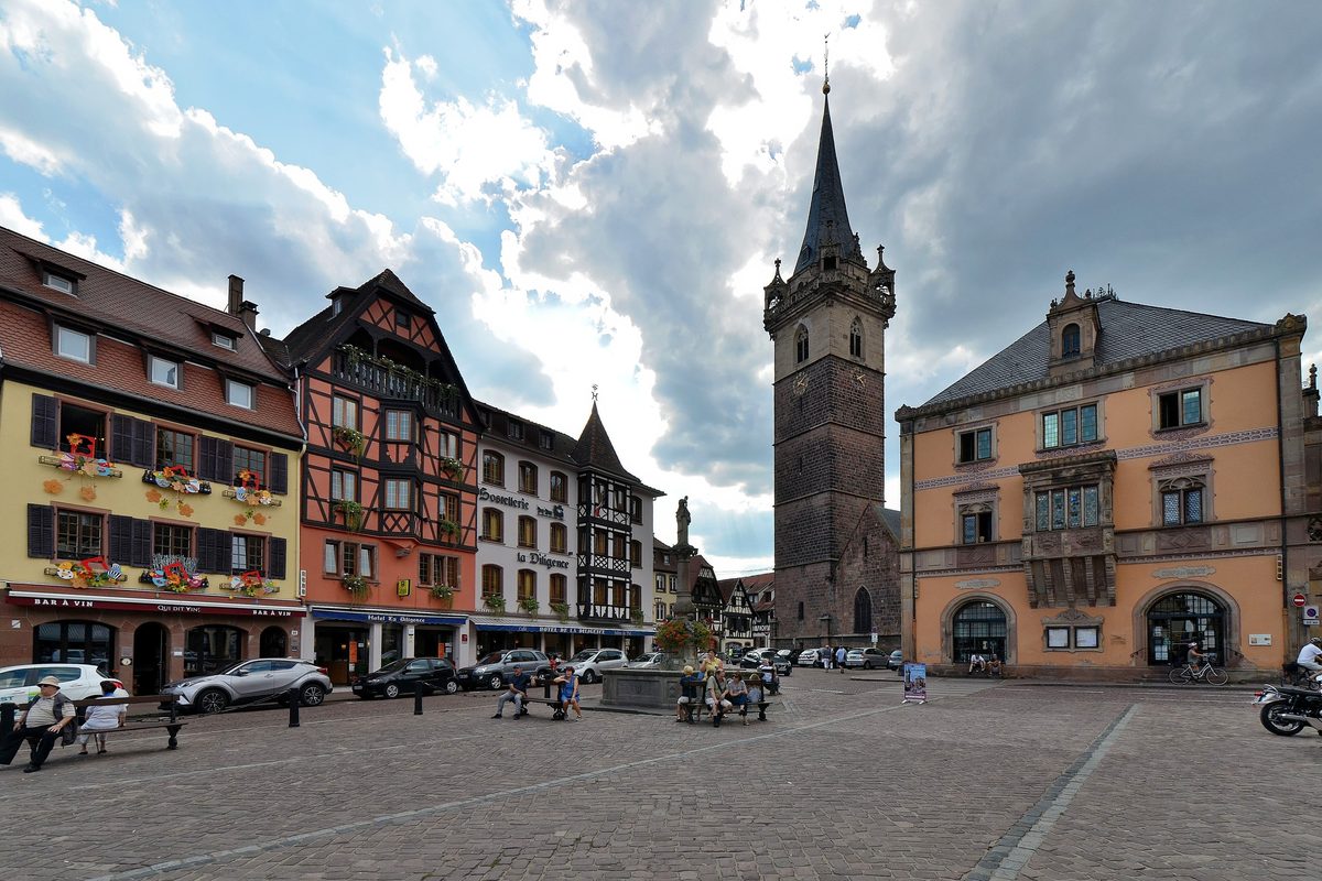 Place du Marché à Obernai avec l'Hôtel de Ville et le Kappelturm en arrière-plan