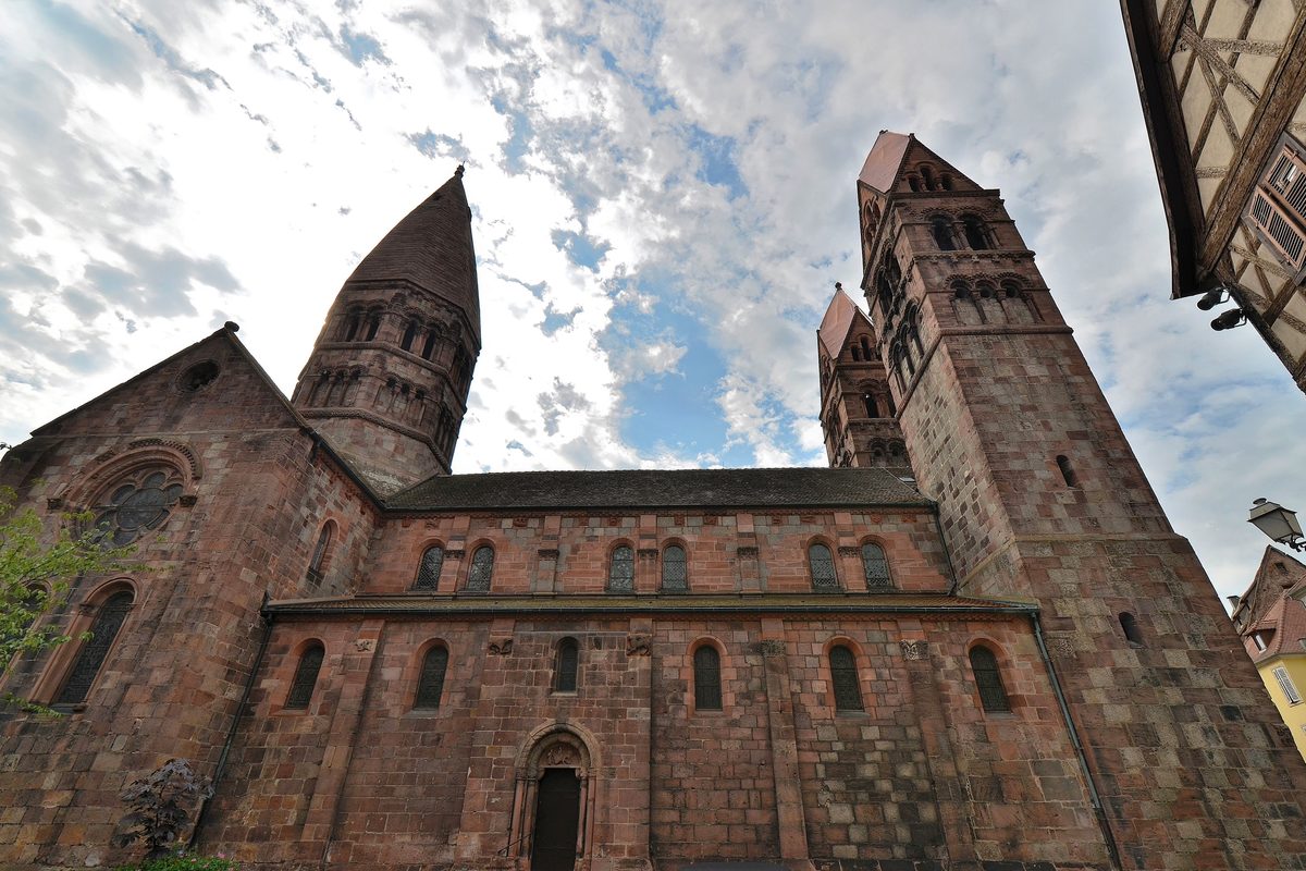 Église Sainte-Foy de Sélestat, façade romane à deux tours au cœur de la Vieille Ville