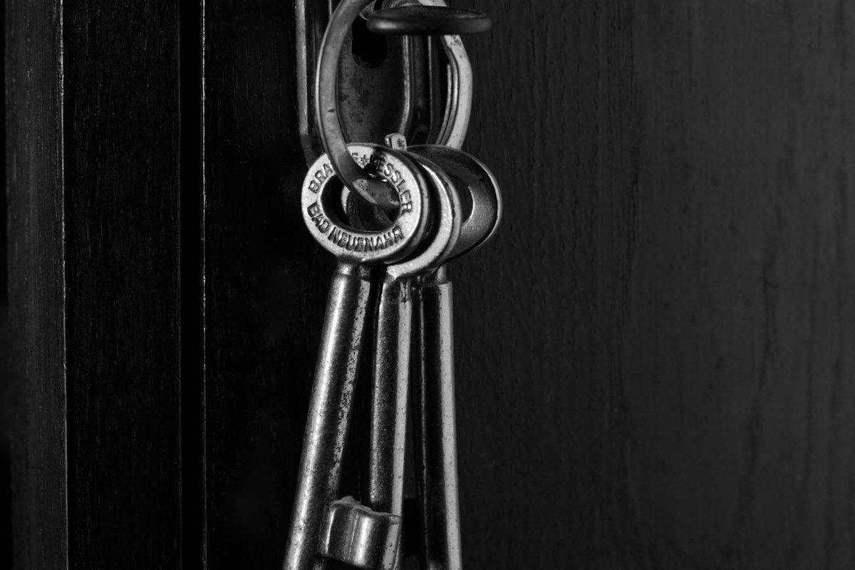 Trousseau de clés posé devant une porte ancienne, symbole d'un bien hérité en Alsace