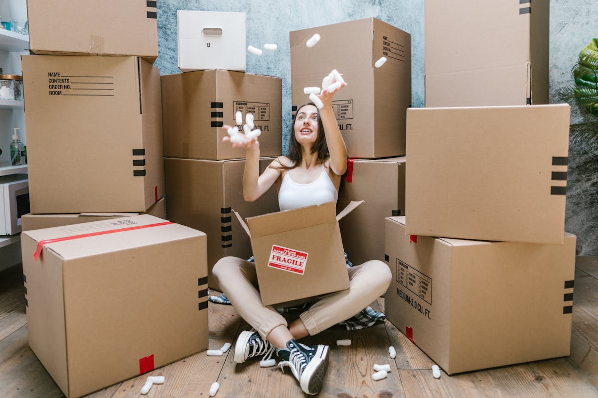 Cartons de déménagement empilés pour un débarras d'urgence
