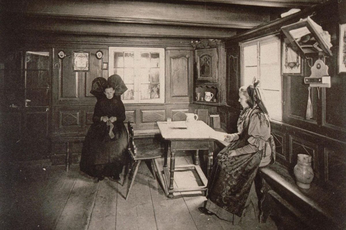 Chambre paysanne alsacienne reconstituée à Pfulgriesheim, avec mobilier régional polychrome et faïences au mur