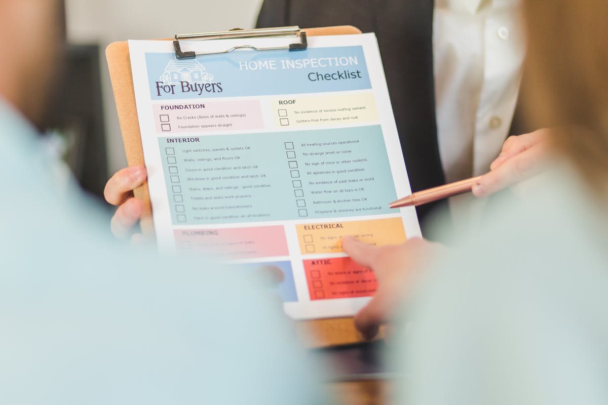 Évaluation d'un débarras de maison avec carnet de devis