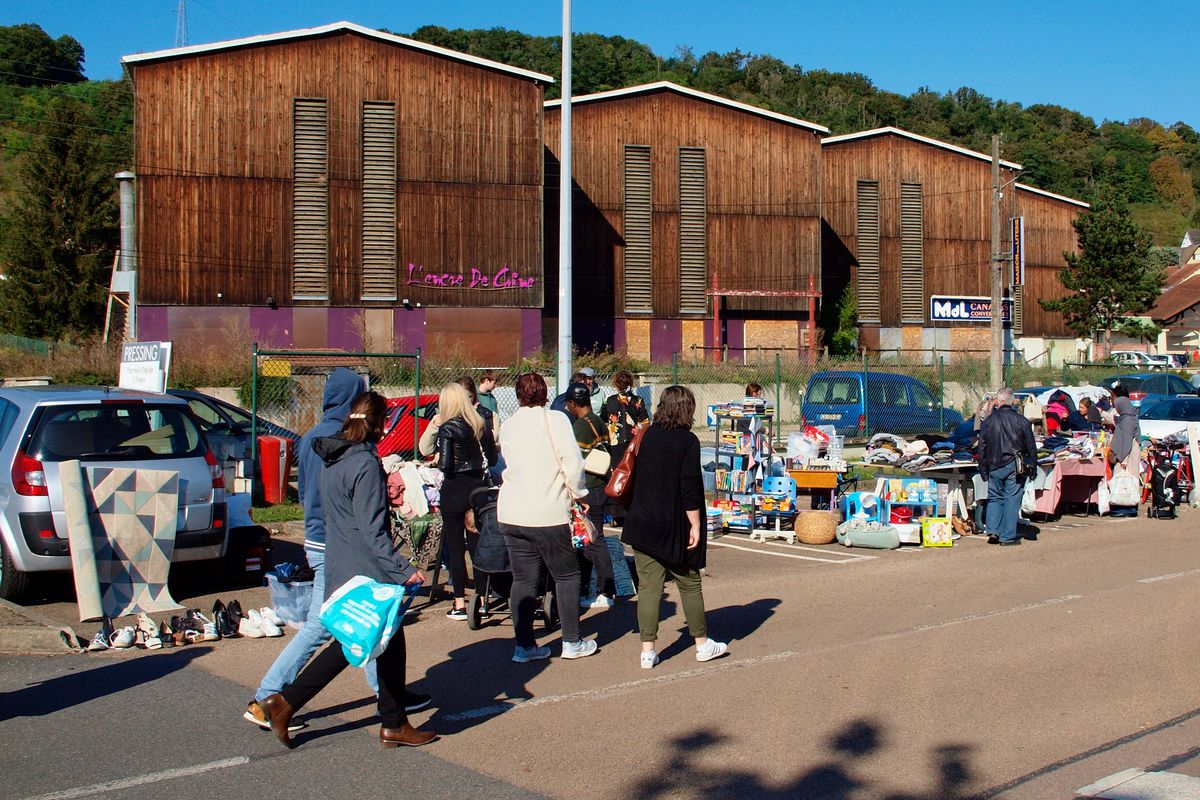 Chineurs et étals d'objets d'occasion lors d'un vide-grenier de plein air