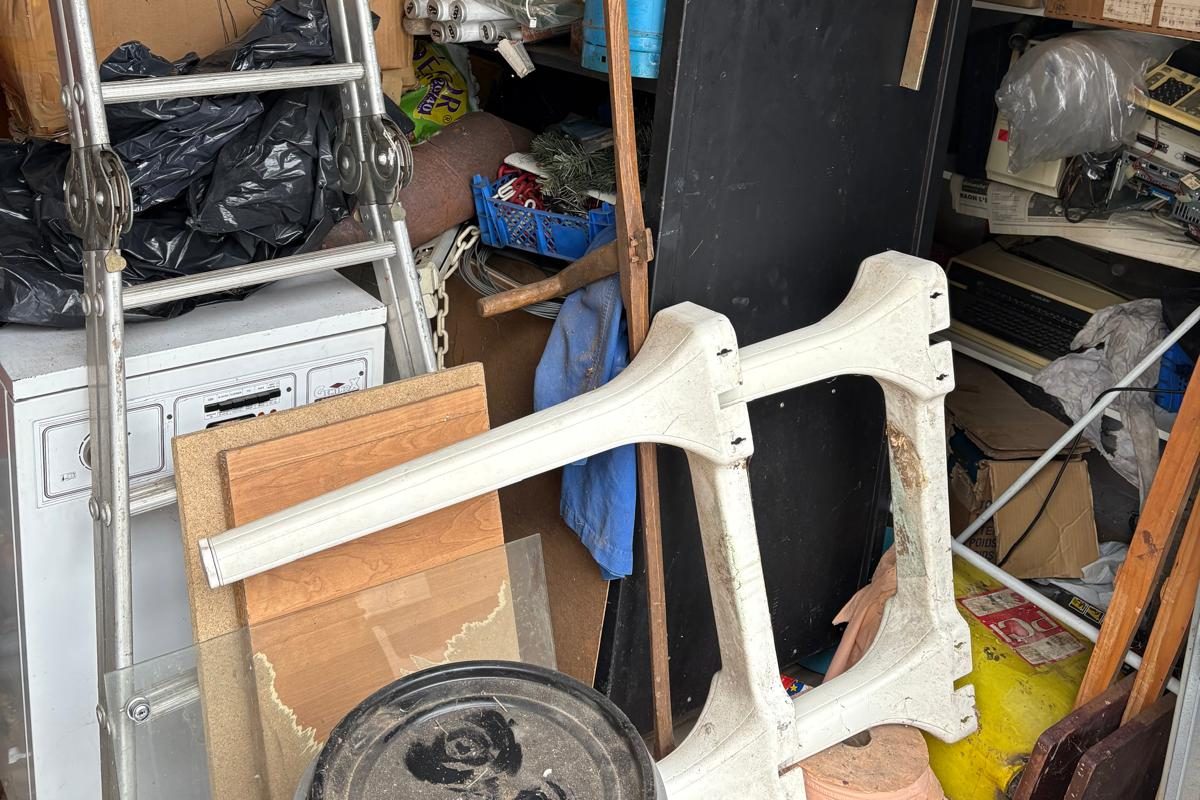 Encombrants à évacuer dans un garage en Alsace : lave-linge, panneaux de meuble et mobilier de jardin