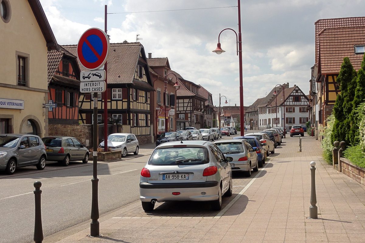 Rue de Strasbourg à Entzheim avec ses maisons alsaciennes à colombages