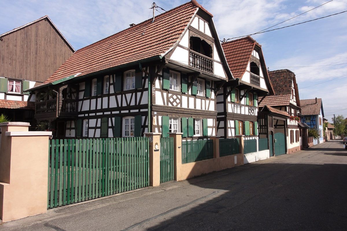 Maisons alsaciennes à colombages dans une rue de Mundolsheim